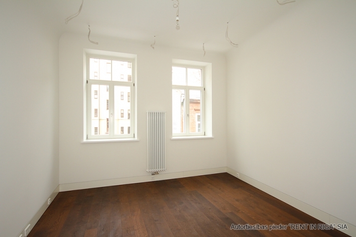 Sludinājumi. Tiek pārdots plašs divu istabu dzīvoklis jaunajā projektā J5 (renovētā māja).   Augstvērīgs remonts Cena: 220000 EUR Foto #2