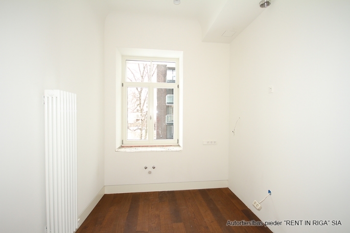 Sludinājumi. Tiek pārdots plašs divu istabu dzīvoklis jaunajā projektā J5 (renovētā māja).   Augstvērīgs remonts Cena: 220000 EUR Foto #3