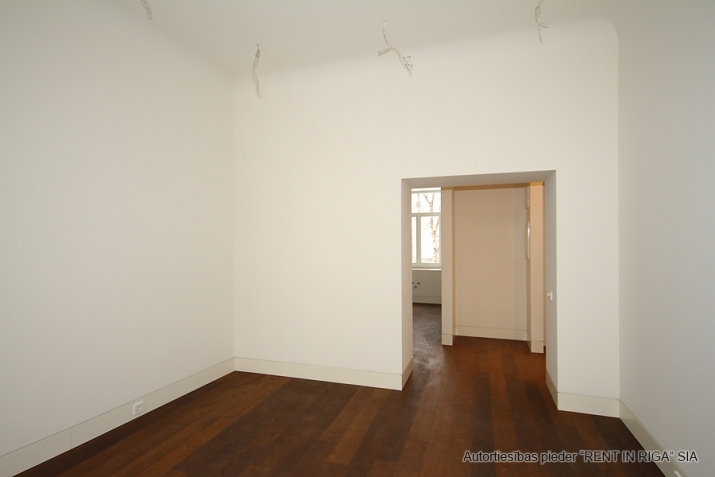 Sludinājumi. Tiek pārdots plašs divu istabu dzīvoklis jaunajā projektā J5 (renovētā māja).   Augstvērīgs remonts Cena: 220000 EUR Foto #4