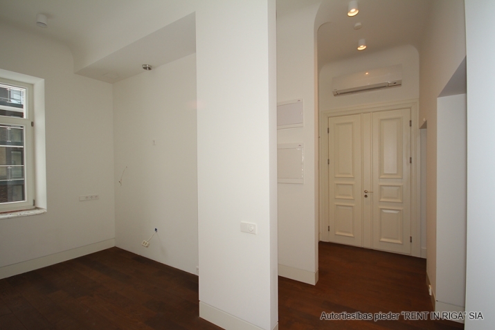 Sludinājumi. Tiek pārdots plašs divu istabu dzīvoklis jaunajā projektā J5 (renovētā māja).   Augstvērīgs remonts Cena: 220000 EUR Foto #9