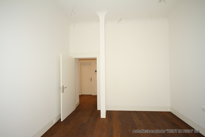 Sludinājumi. Tiek pārdots plašs divu istabu dzīvoklis jaunajā projektā J5 (renovētā māja).   Augstvērīgs remonts Cena: 220000 EUR Foto #5