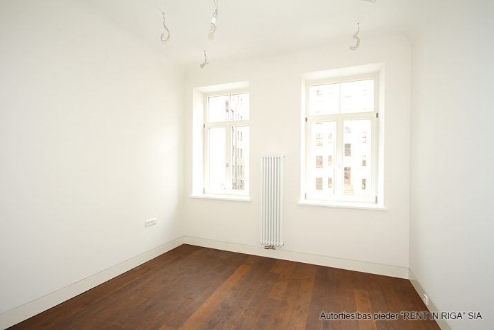 Sludinājumi. Tiek pārdots plašs divu istabu dzīvoklis jaunajā projektā J5 (renovētā māja).   Augstvērīgs remonts Cena: 220000 EUR Foto #1