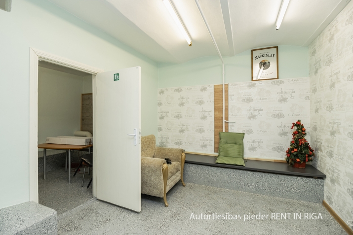 Sludinājumi. Biroja telpas 85 m2 platībā Valērijas Seiles ielā.  Telpās ir veikts remonts un ieklāta betona Cena: 450 EUR/mēn Foto #3