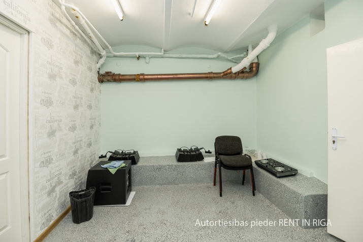 Sludinājumi. Biroja telpas 85 m2 platībā Valērijas Seiles ielā.  Telpās ir veikts remonts un ieklāta betona Cena: 450 EUR/mēn Foto #5