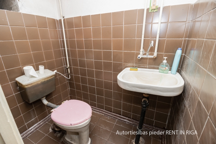 Sludinājumi. Biroja telpas 85 m2 platībā Valērijas Seiles ielā.  Telpās ir veikts remonts un ieklāta betona Cena: 450 EUR/mēn Foto #7