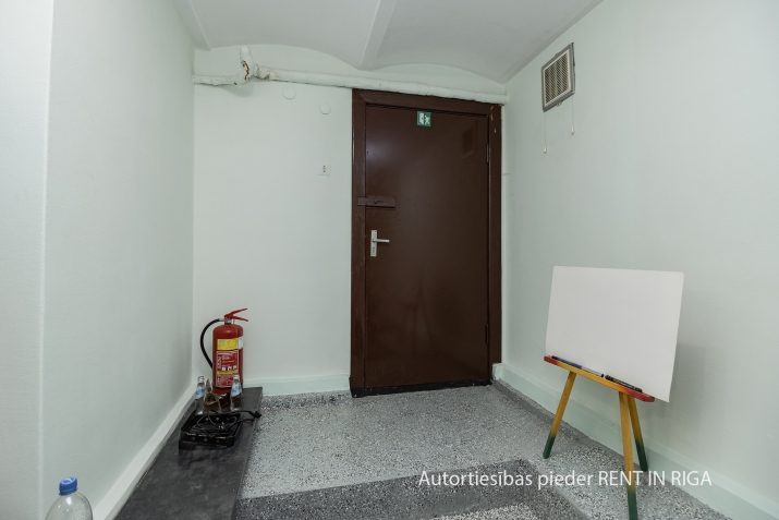 Sludinājumi. Noliktavas telpas 85 m2 platībā Valērijas Seiles ielā.  Telpās ir veikts remonts un ieklāta betona Cena: 450 EUR/mēn Foto #5