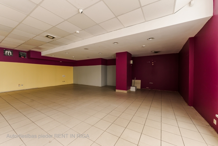 Sludinājumi. Tirdzniecības telpas t/c \'MEGO\' Purvciemā. 1. stāvs pie ieejas. Platība sastāv no vienas telpas, Cena: 2160 EUR/mēn Foto #5