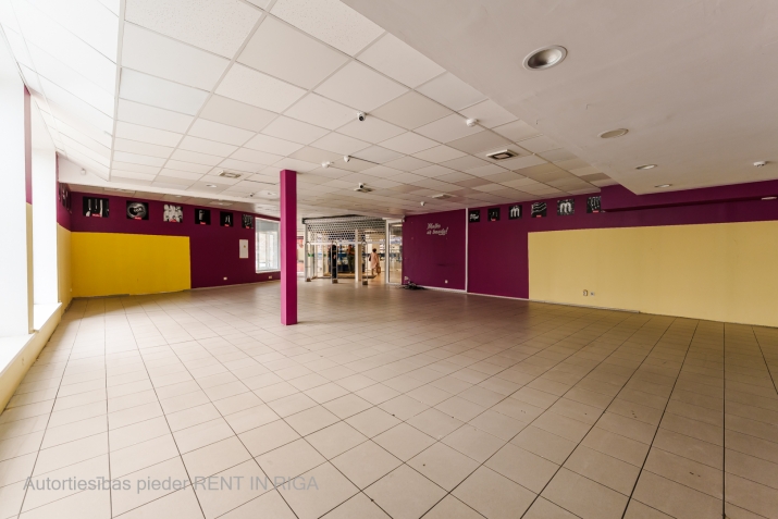Sludinājumi. Tirdzniecības telpas t/c \'MEGO\' Purvciemā. 1. stāvs pie ieejas. Platība sastāv no vienas telpas, Cena: 2160 EUR/mēn Foto #4