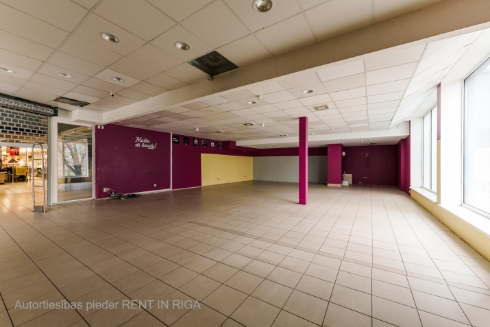 Sludinājumi. Tirdzniecības telpas t/c \'MEGO\' Purvciemā. 1. stāvs pie ieejas. Platība sastāv no vienas telpas, Cena: 2160 EUR/mēn Foto #6