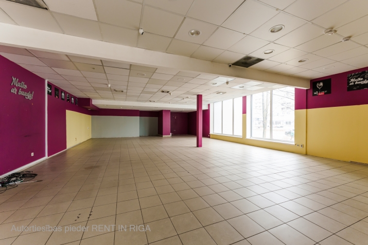 Sludinājumi. Tirdzniecības telpas t/c \'MEGO\' Purvciemā. 1. stāvs pie ieejas. Platība sastāv no vienas telpas, Cena: 2160 EUR/mēn Foto #3