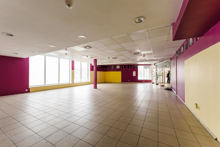 Sludinājumi. Tirdzniecības telpas t/c \'MEGO\' Purvciemā. 1. stāvs pie ieejas. Platība sastāv no vienas telpas, Cena: 2160 EUR/mēn Foto #2