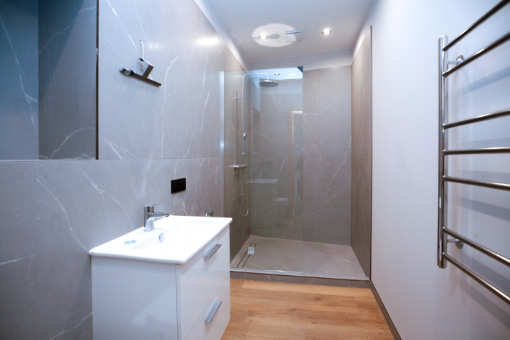 Sludinājumi. Mūsdienīgi dzīvokļi renovētā ēkā Āgenskalnā!  Piedāvājumā stilīgi un energoefektīvi 12 istabu Cena: 85800 EUR Foto #7