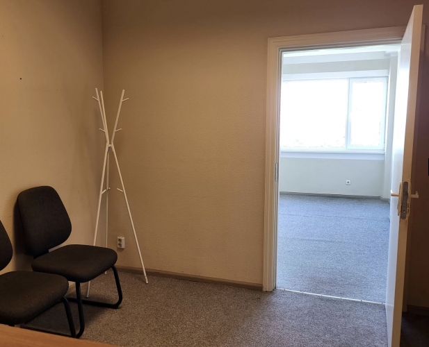 Sludinājumi. Birojs Purvciemā.  Birojs izvietots ēkas 3. stāvā (ēka aprīkota ar liftu).  Plašas telpas ar diviem Cena: 200 EUR/mēn Foto #3