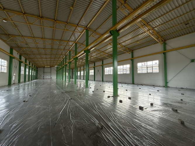 Объявление. Aнгар под склад или производство в Елгаве. Полированные бетонные полы, большие подъемные ворота с Цена: 4800 EUR/мес. Foto #1