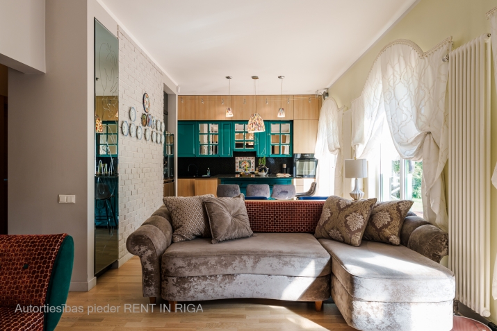 Sludinājumi. Izīrē skaistu un ērtu māju Jūrmalā. Īpašums ar milzīgu dārzu, ko ieskauj priedes.  Tas atrodas zaļā Cena: 1400 EUR/mēn Foto #1