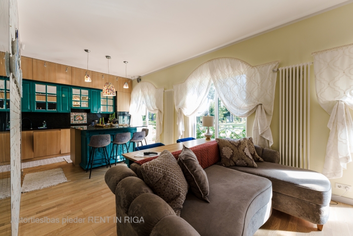 Sludinājumi. Izīrē skaistu un ērtu māju Jūrmalā. Īpašums ar milzīgu dārzu, ko ieskauj priedes.  Tas atrodas zaļā Cena: 1400 EUR/mēn Foto #2