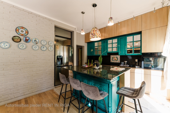 Sludinājumi. Izīrē skaistu un ērtu māju Jūrmalā. Īpašums ar milzīgu dārzu, ko ieskauj priedes.  Tas atrodas zaļā Cena: 1400 EUR/mēn Foto #3