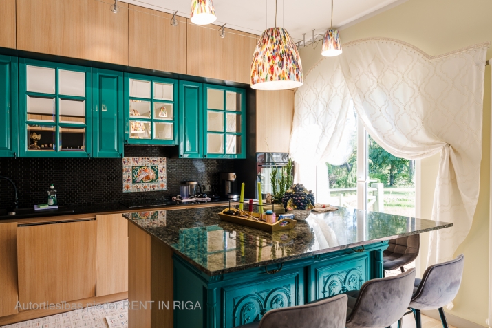 Sludinājumi. Izīrē skaistu un ērtu māju Jūrmalā. Īpašums ar milzīgu dārzu, ko ieskauj priedes.  Tas atrodas zaļā Cena: 1400 EUR/mēn Foto #4