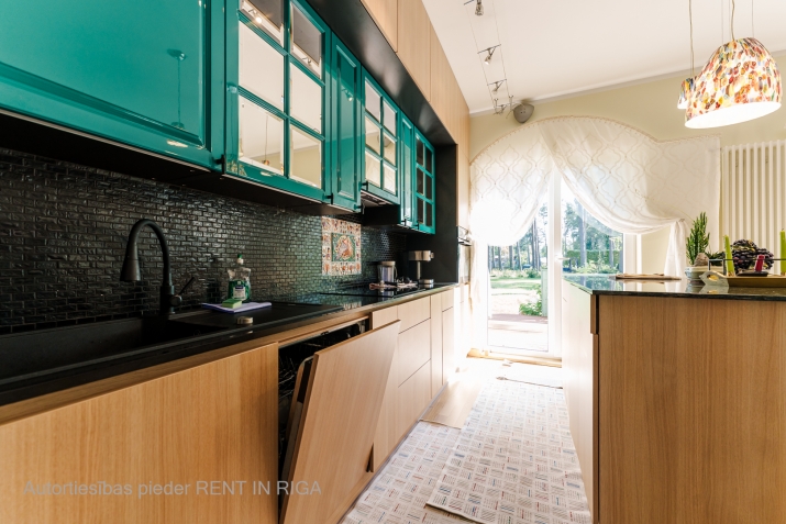 Sludinājumi. Izīrē skaistu un ērtu māju Jūrmalā. Īpašums ar milzīgu dārzu, ko ieskauj priedes.  Tas atrodas zaļā Cena: 1400 EUR/mēn Foto #5