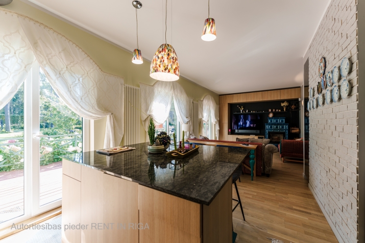 Sludinājumi. Izīrē skaistu un ērtu māju Jūrmalā. Īpašums ar milzīgu dārzu, ko ieskauj priedes.  Tas atrodas zaļā Cena: 1400 EUR/mēn Foto #7