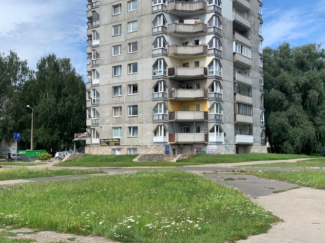 Sludinājumi. Pārdod komerctelpas Pļavniekos  - 300 m2 platībā ar stabiliem nomniekiem.   Telpas atrodas 16 stāvu Cena: 157000 EUR Foto #1