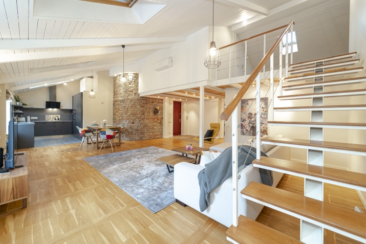 Объявление. Просторная двухуровневая квартира в тихом центре Риги  Квартира расположена на 6-м этаже здания Цена: 2000 EUR/мес. Foto #1