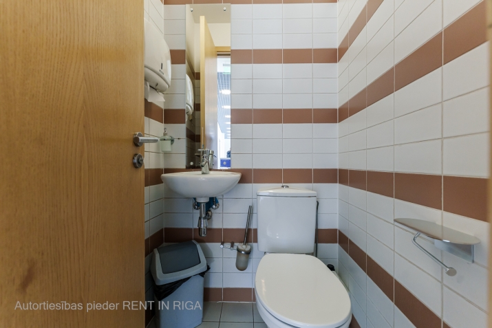 Объявление. Аренда офиса в центре Риги  Stabu iela 34  Расположение: Фасадное здание между ул. Тербатас и К. Цена: 1000 EUR/мес. Foto #8