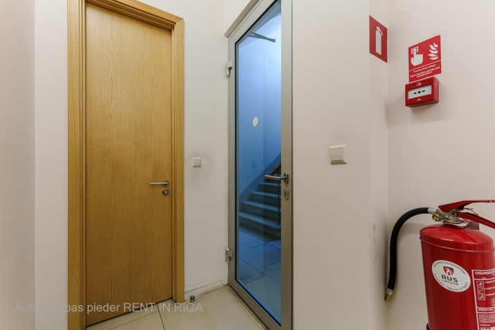 Объявление. Аренда офиса в центре Риги  Stabu iela 34  Расположение: Фасадное здание между ул. Тербатас и К. Цена: 1000 EUR/мес. Foto #9