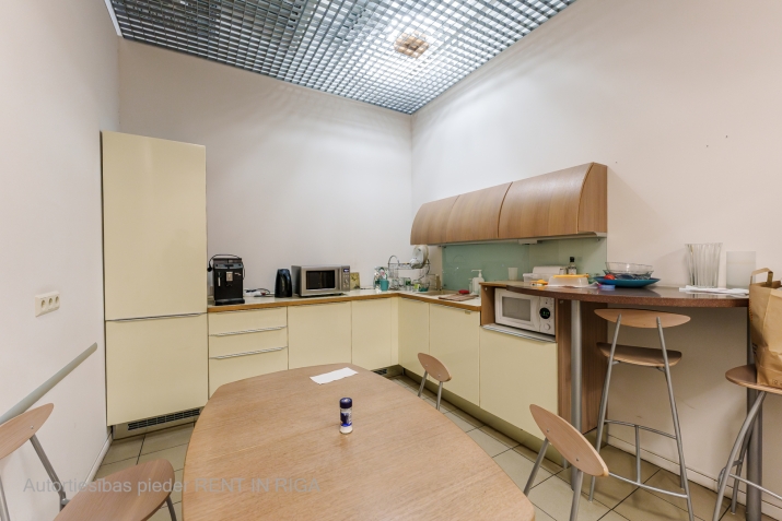 Объявление. Аренда офиса в центре Риги  Stabu iela 34  Расположение: Фасадное здание между ул. Тербатас и К. Цена: 1000 EUR/мес. Foto #7