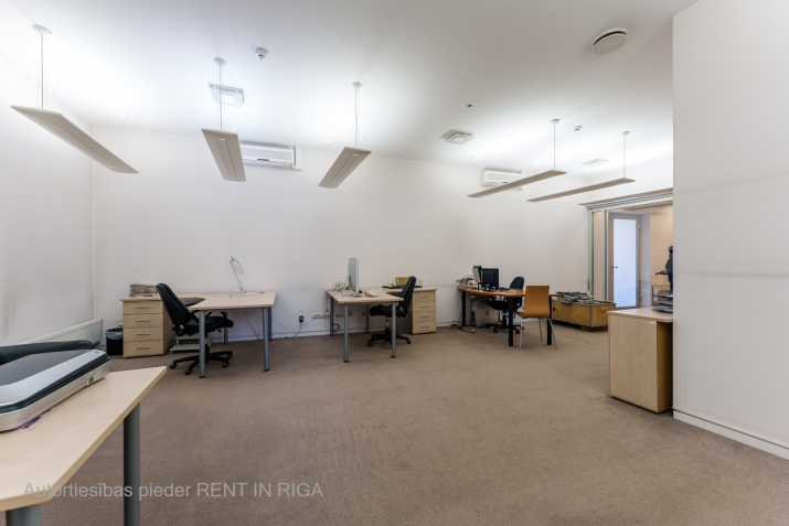 Sludinājumi. Iznomā biroju Rīgas centrā  Stabu ielā 34  Atrašanās vieta: Birojs fasādes ēkā starp Tērbatas un K. Cena: 700 EUR/mēn Foto #1
