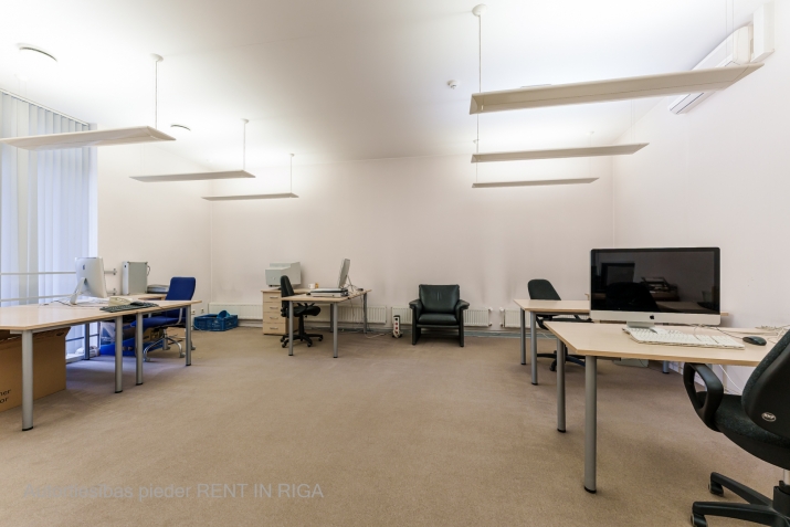 Sludinājumi. Iznomā biroju Rīgas centrā  Stabu ielā 34  Atrašanās vieta: Birojs fasādes ēkā starp Tērbatas un K. Cena: 700 EUR/mēn Foto #5