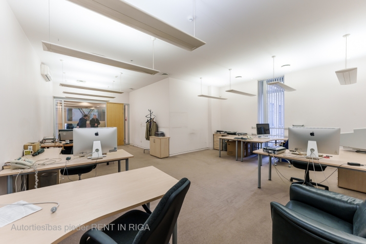 Sludinājumi. Iznomā biroju Rīgas centrā  Stabu ielā 34  Atrašanās vieta: Birojs fasādes ēkā starp Tērbatas un K. Cena: 700 EUR/mēn Foto #2