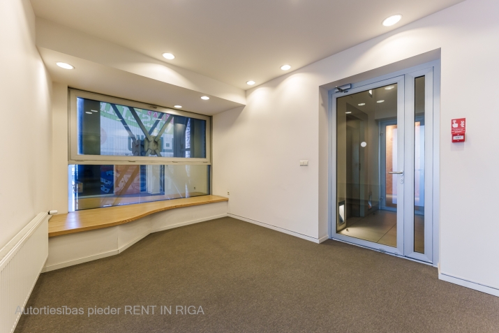 Sludinājumi. Iznomā biroju Rīgas centrā  Stabu ielā 34  Atrašanās vieta: Birojs fasādes ēkā starp Tērbatas un K. Cena: 700 EUR/mēn Foto #7
