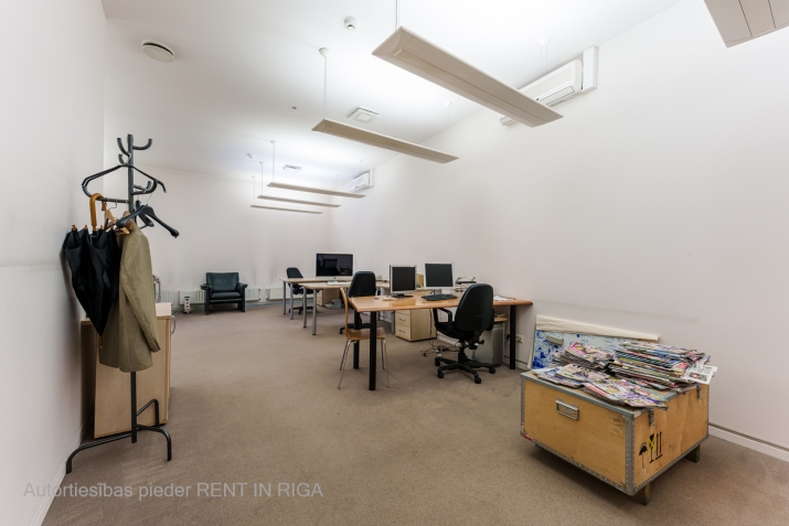 Sludinājumi. Iznomā biroju Rīgas centrā  Stabu ielā 34  Atrašanās vieta: Birojs fasādes ēkā starp Tērbatas un K. Cena: 700 EUR/mēn Foto #4