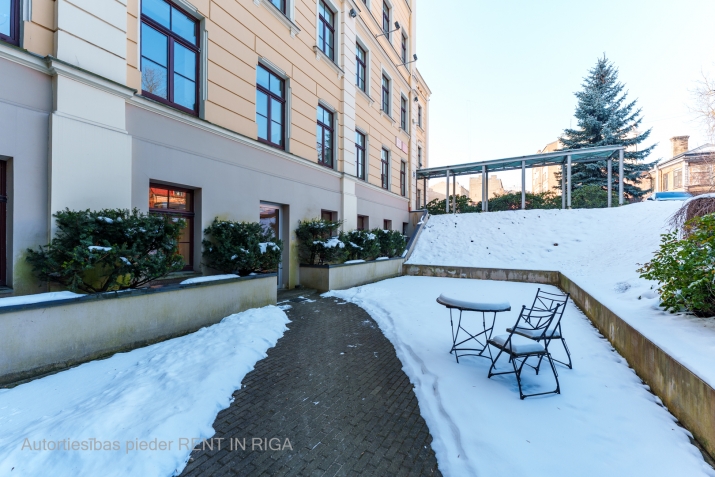 Sludinājumi. Iznomā biroju Rīgas centrā  Stabu ielā 34  Atrašanās vieta: Birojs fasādes ēkā starp Tērbatas un K. Cena: 700 EUR/mēn Foto #9