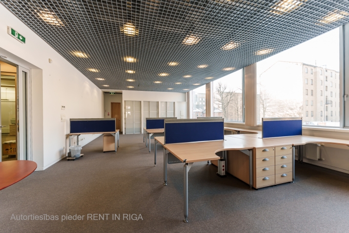 Sludinājumi. Iznomā biroju Rīgas centrā  Stabu ielā 34  Atrašanās vieta: Birojs fasādes ēkā starp Tērbatas un K. Cena: 1615 EUR/mēn Foto #3