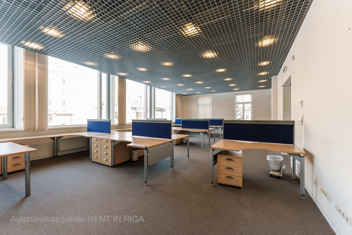 Sludinājumi. Iznomā biroju Rīgas centrā  Stabu ielā 34  Atrašanās vieta: Birojs fasādes ēkā starp Tērbatas un K. Cena: 1615 EUR/mēn Foto #1