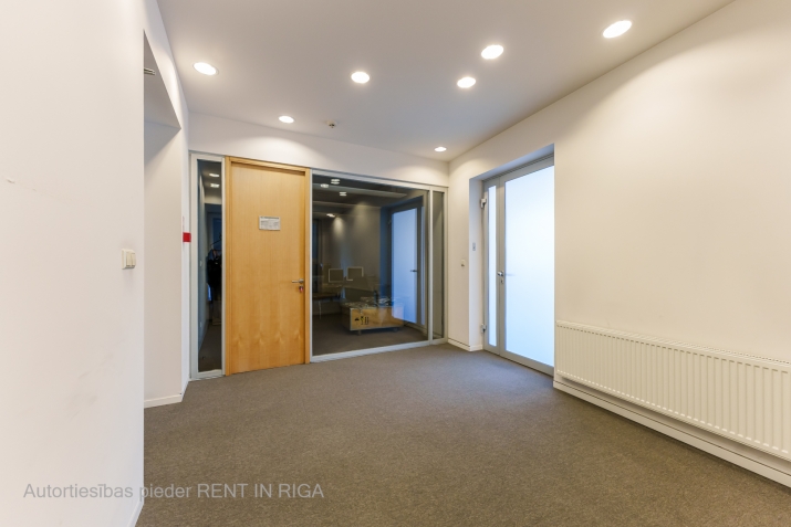 Sludinājumi. Iznomā biroju Rīgas centrā  Stabu ielā 34  Atrašanās vieta: Birojs fasādes ēkā starp Tērbatas un K. Cena: 1615 EUR/mēn Foto #6