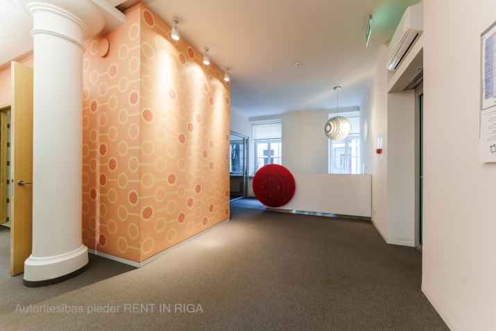 Sludinājumi. Iznomā biroju Rīgas centrā  Stabu ielā 34  Atrašanās vieta: Birojs atrodas fasādes ēkā starp Cena: 2300 EUR/mēn Foto #4
