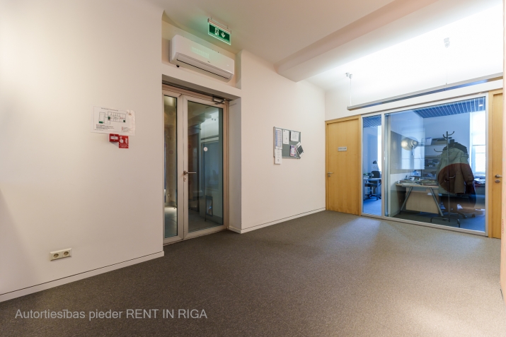 Sludinājumi. Iznomā biroju Rīgas centrā  Stabu ielā 34  Atrašanās vieta: Birojs atrodas fasādes ēkā starp Cena: 2300 EUR/mēn Foto #3