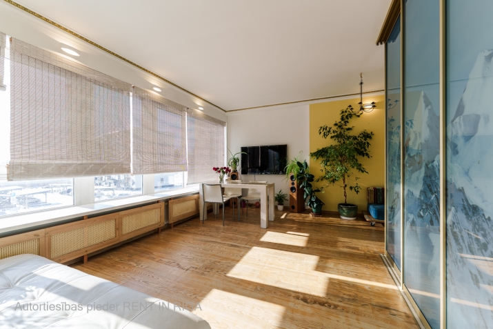 Объявление. Светлая, солнечная квартира-студия с балконом.  Квартира имеет большие, просторные окна и Цена: 89900 EUR Foto #5