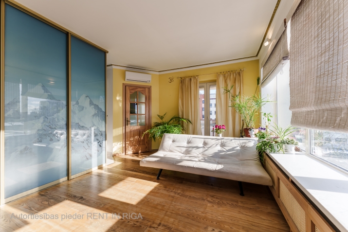 Объявление. Светлая, солнечная квартира-студия с балконом.  Квартира имеет большие, просторные окна и Цена: 89900 EUR Foto #4