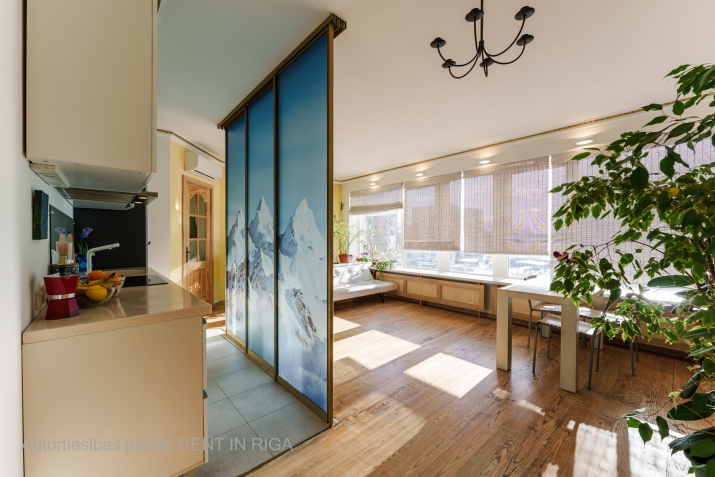 Объявление. Светлая, солнечная квартира-студия с балконом.  Квартира имеет большие, просторные окна и Цена: 89900 EUR Foto #2