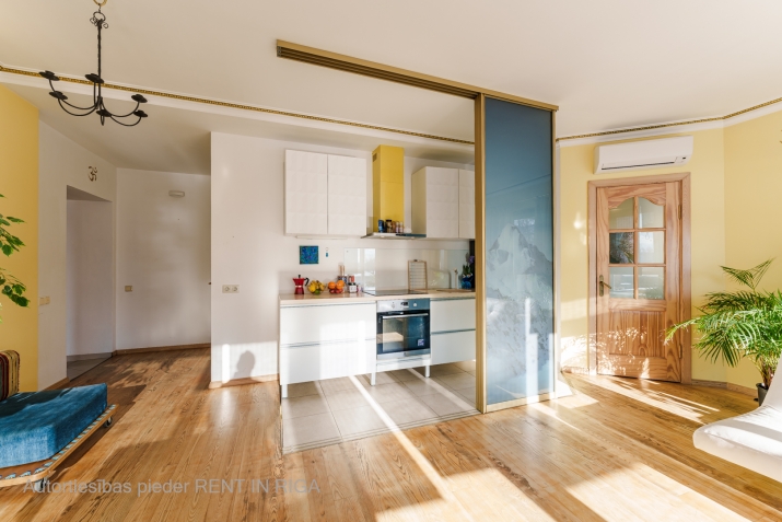 Объявление. Светлая, солнечная квартира-студия с балконом.  Квартира имеет большие, просторные окна и Цена: 89900 EUR Foto #3