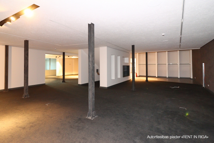 Sludinājumi. Kvalitatīvas stock office tipa telpas K. Ulmaņa gatves malā.  Telpās fasādes pusē veikals/birojs. Cena: 4368 EUR/mēn Foto #4