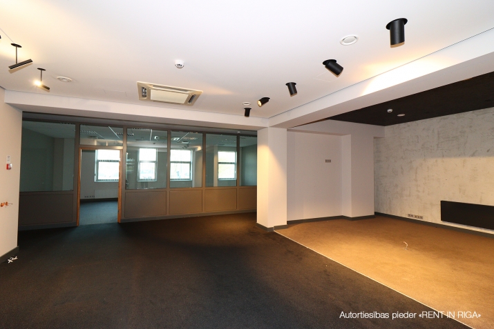 Sludinājumi. Kvalitatīvas stock office tipa telpas K. Ulmaņa gatves malā.  Telpās fasādes pusē veikals/birojs. Cena: 4368 EUR/mēn Foto #7