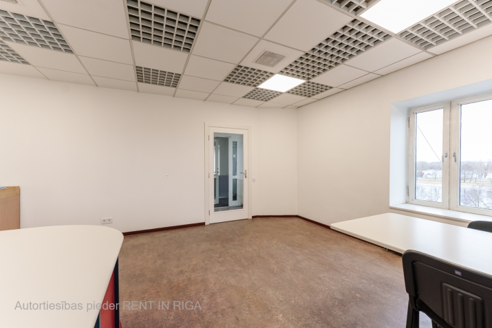 Sludinājumi. Biroja telpas Mūkusalas ielā 51, ar jauku skatu uz Daugavas upi un Zaķusalu.  Birojam koplietošanas Cena: 556 EUR/mēn Foto #7