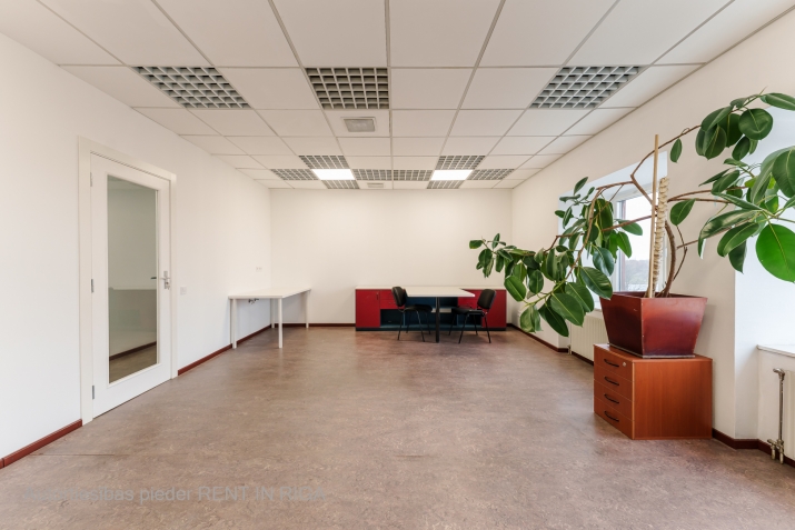 Sludinājumi. Biroja telpas Mūkusalas ielā 51, ar jauku skatu uz Daugavas upi un Zaķusalu.  Birojam koplietošanas Cena: 556 EUR/mēn Foto #2