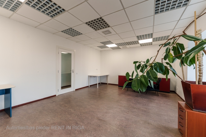 Sludinājumi. Biroja telpas Mūkusalas ielā 51, ar jauku skatu uz Daugavas upi un Zaķusalu.  Birojam koplietošanas Cena: 556 EUR/mēn Foto #3