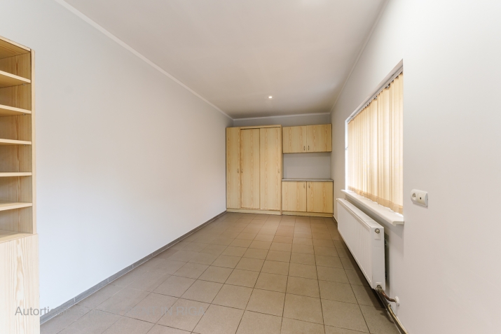 Sludinājumi. Telpas Mūkusalas ielā 51.  Ir iespēja ierīkot ūdeni.  Stāvvietas pagalmā 40 EUR/mēnesī.  Slēgta Cena: 98 EUR/mēn Foto #1